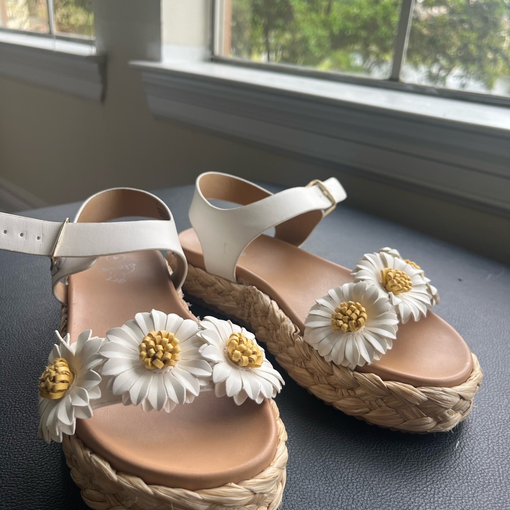 Art Class White and Yellow Daisy Espadrille Sandals Sz 4 or fits women 7.5